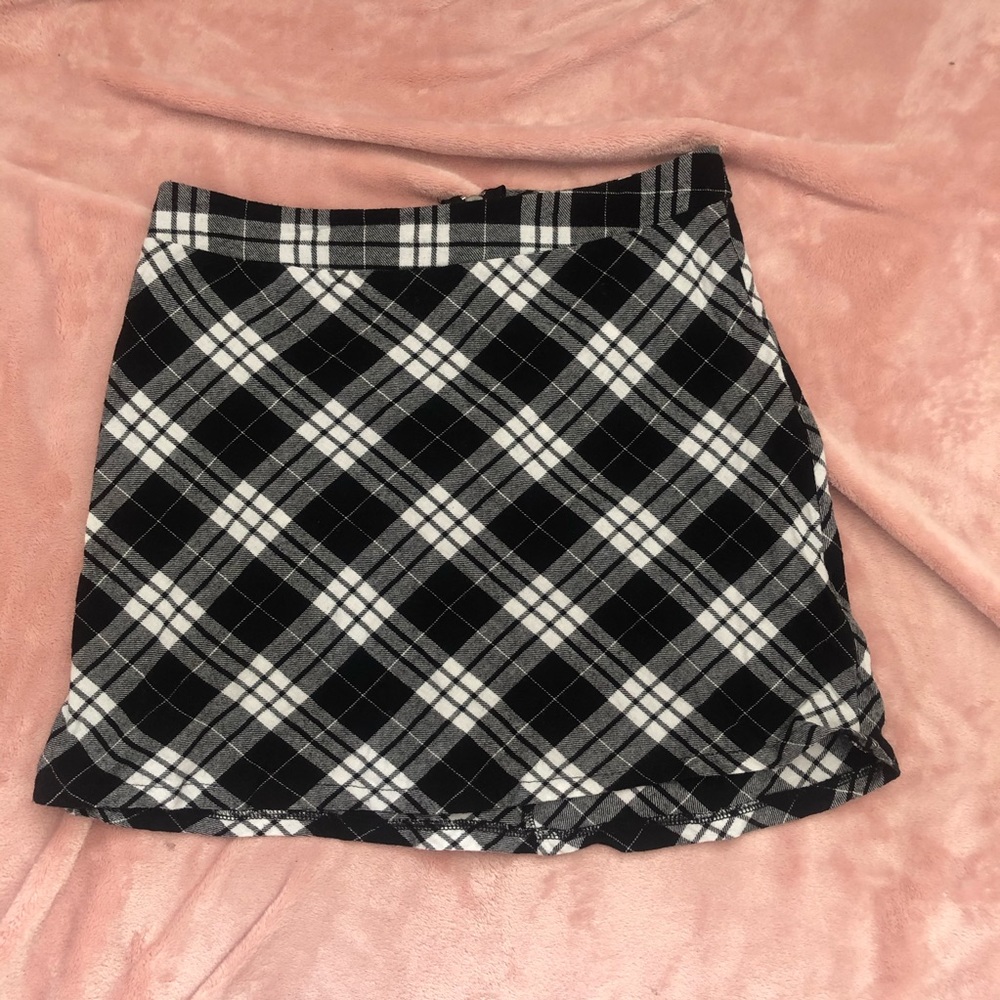Black and White plaid skirt (medium)